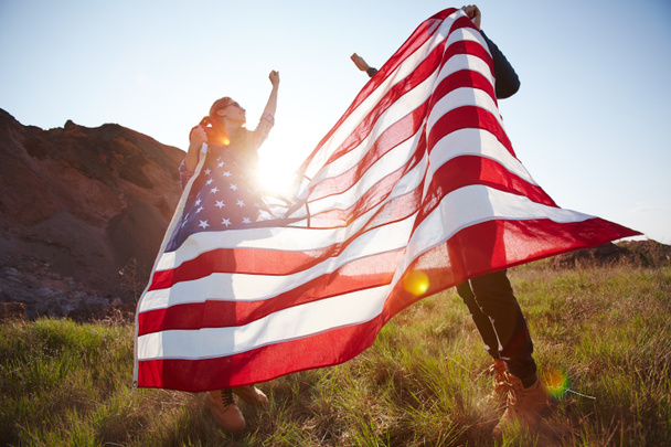 patriotas felices con bandera americana
 - Foto, imagen