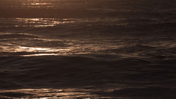 mar oscuro dorado, sol en el día de la mañana de verano
 - Foto, Imagen