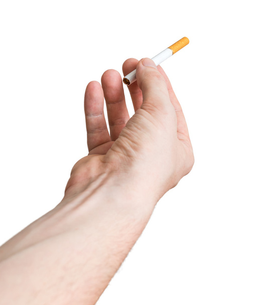 La mano sostiene y ofrece cigarrillos. Aislado sobre fondo blanco
 - Foto, Imagen