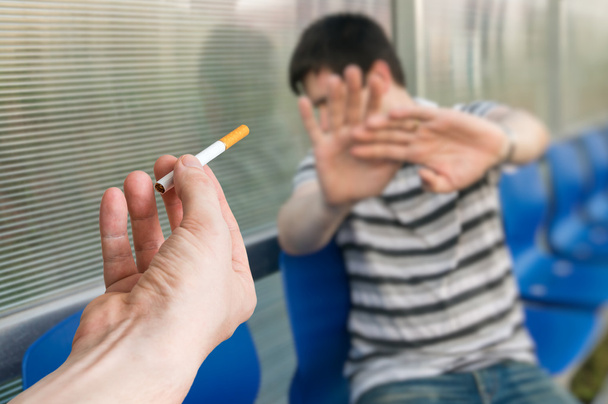 Mann gibt Rauchen auf und lehnt Zigarettenangebot ab. - Foto, Bild