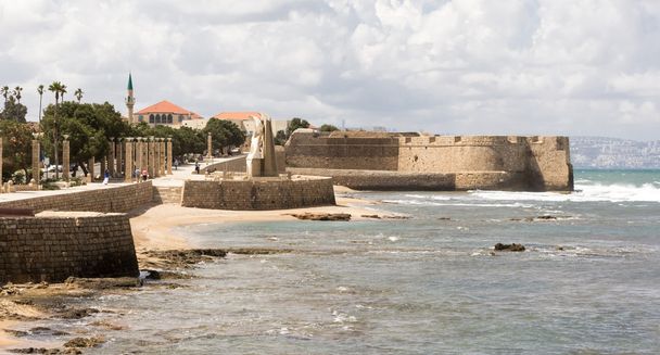 Un fragmento de la muralla de la ciudad y paseo marítimo en la ciudad de Acre
 - Foto, Imagen