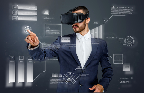 Hombre con gafas de realidad virtual
 - Foto, Imagen
