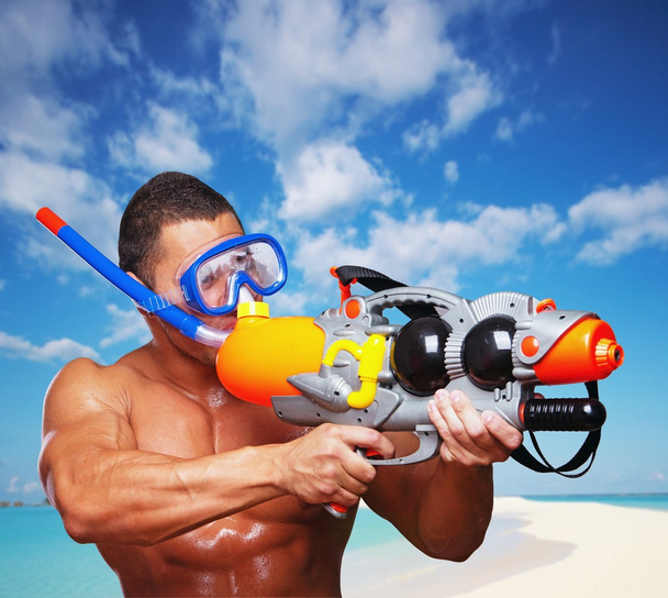 Muscular macho sosteniendo pistola de agua
  - Foto, imagen