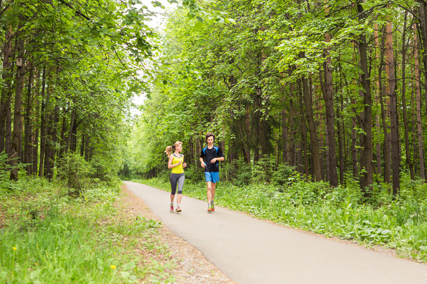 Genç çift koşuyor - Fotoğraf, Görsel