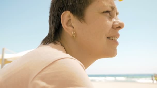 eine Frau genießt die Landschaft am Strand - Filmmaterial, Video
