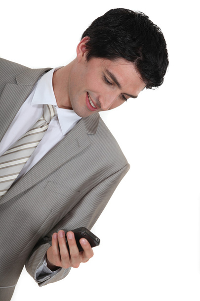 uśmiechający się biznesmen czytanie wiadomości w telefonie - Zdjęcie, obraz