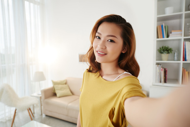 Aziatische meisje dat neemt Selfie  - Foto, afbeelding