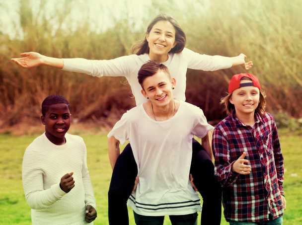Šťastný dospívající přátelé v parku - Fotografie, Obrázek