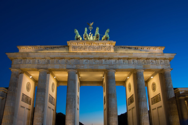 Brandenburger Tor - Puerta de Brandenburgo en Berlín disparo de noche
 - Foto, imagen