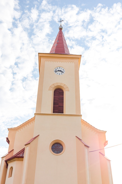 Η εκκλησία του χωριού με την δύση του ήλιου. - Φωτογραφία, εικόνα