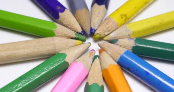 Crayons de coloration usagés
 - Séquence, vidéo