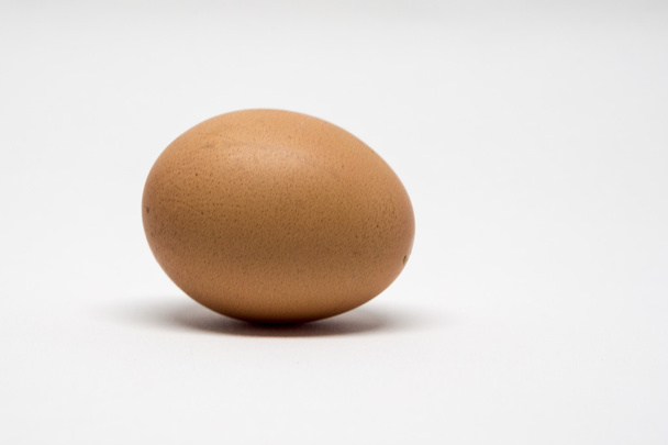 Beyaz arkaplanda kırpma yolu ile izole edilmiş yumurta - Fotoğraf, Görsel
