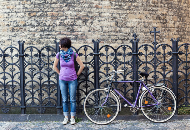 Jovem mulher e bicicleta vintage
 - Foto, Imagem