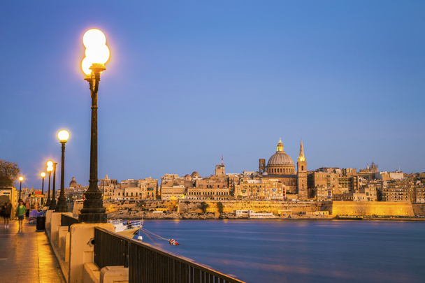 Malta - Valletta com a Catedral de São Paulo na hora azul
 - Foto, Imagem
