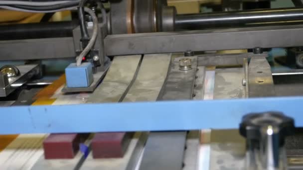 Бумага на конвейере печатного станка
 - Кадры, видео
