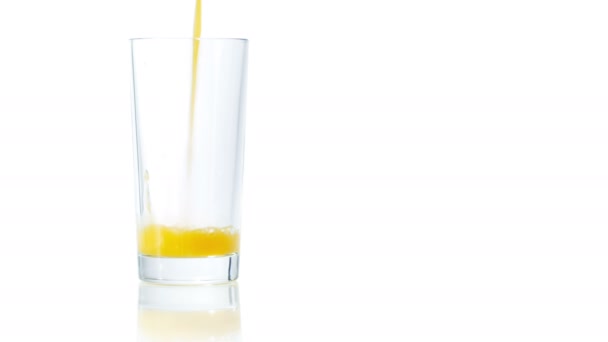 Opvullen van lege glas met sinaasappelsap - Video