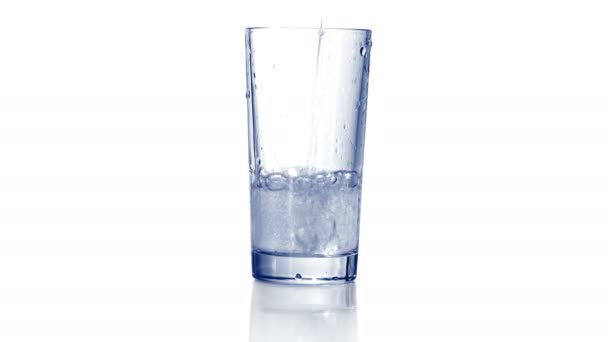 空のグラスに水を注ぐと、いくつかの氷を追加します。 - 映像、動画