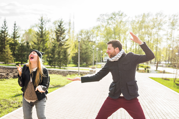 Jeune couple qui s'amuse dans le parc
 - Photo, image