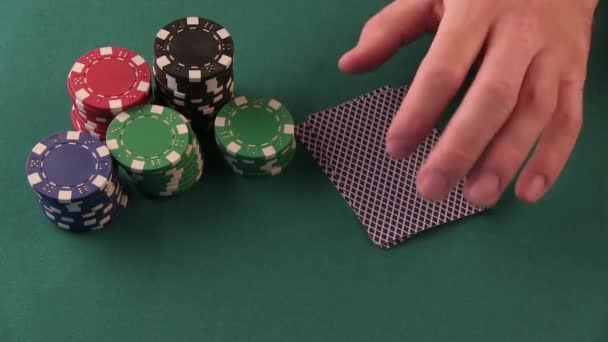 Poker gracz pokazuje dobre karty - Materiał filmowy, wideo