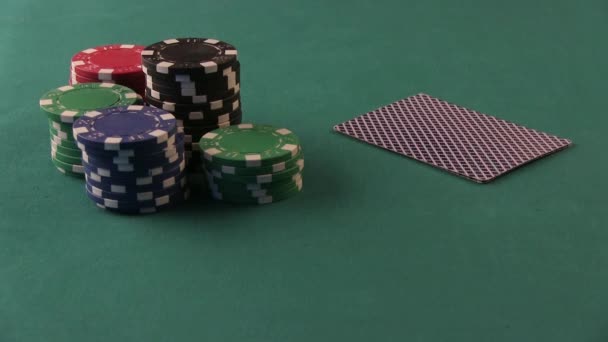 Παίκτης του πόκερ δείχνει καλές κάρτες. Διπλό άσους. Τραπέζι πόκερ. - Πλάνα, βίντεο