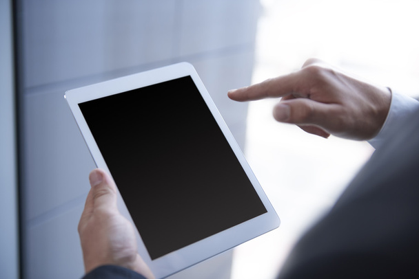 Empresário usando tablet digital - Foto, Imagem