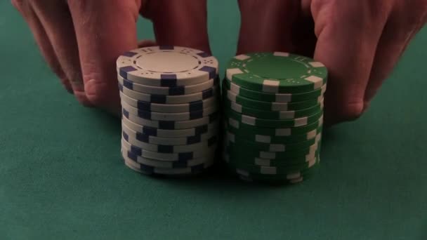 Jogador de poker move fichas na mesa no Casino. Chips de casino
 - Filmagem, Vídeo