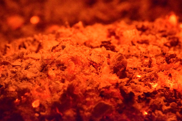 Carbón caliente en la estufa. Rojo quemado calentando el árbol de partículas
. - Foto, imagen