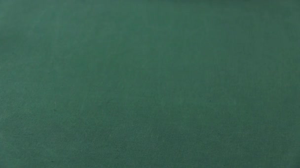 Il giocatore di poker muove le fiches sul tavolo al casinò. Chips del casinò
 - Filmati, video