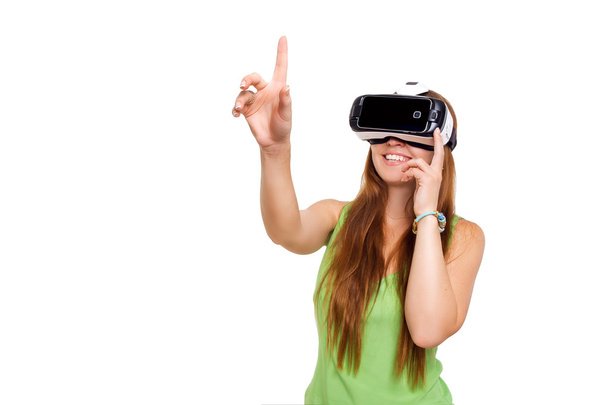 Porträt eines glücklich lächelnden jungen schönen Mädchens, das Erfahrung mit VR-Headset-Brillen der virtuellen Realität bekommt - Foto, Bild