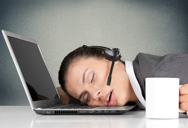 mujer de negocios está durmiendo con la cabeza en el portátil
 - Foto, imagen