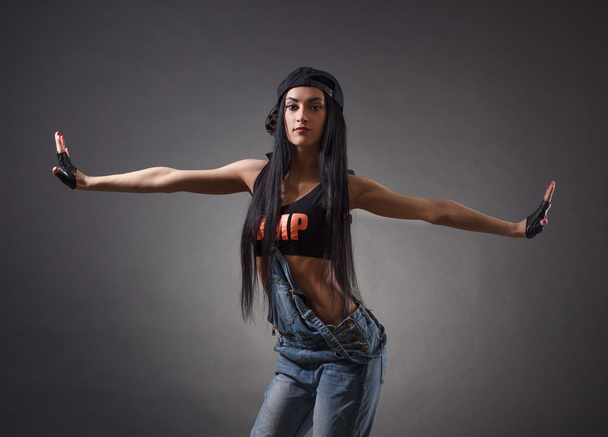 Портрет красивої танцівниці в хіп-хопі
. - Фото, зображення
