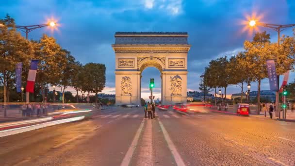 arc de triomphe - Pariser Verkehr auf den Champs-Élysées in der Nacht 4k - Filmmaterial, Video
