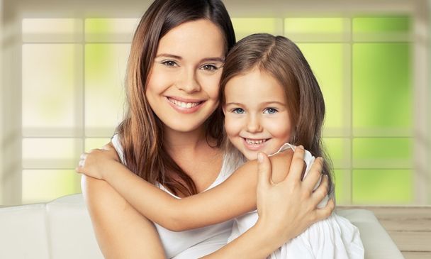Mutter und Tochter umarmen   - Foto, Bild
