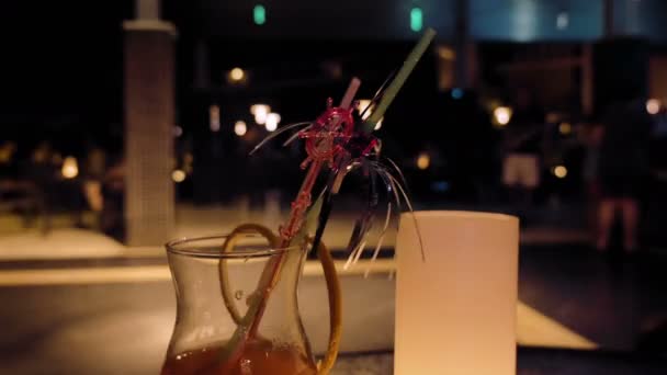 Un vaso lleno de bebida alcohólica sobre una mesa
 - Imágenes, Vídeo