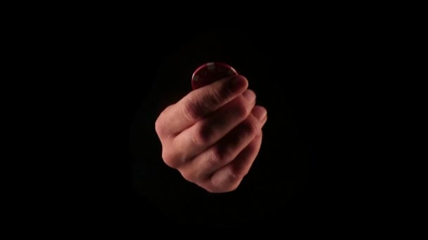 Hand in der Dunkelheit dreht Pokerchip - Filmmaterial, Video