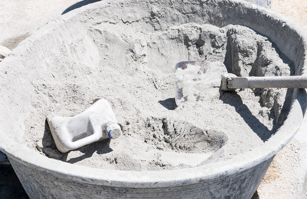 Trockener Zement im alten Waschbecken - Foto, Bild