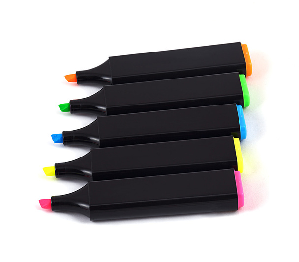 Пять цветных маркеров в черной оболочке с цветными полосками
.  - Фото, изображение
