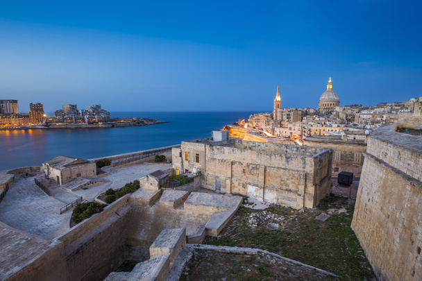 La Valeta, Malta - Antiguas murallas de La Valeta y la Catedral Anglicana de San Pablo y casas de Sliema a la hora azul
 - Foto, Imagen