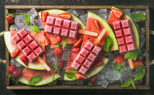 Strawberry watermelon ice cream popsicles - Foto, immagini