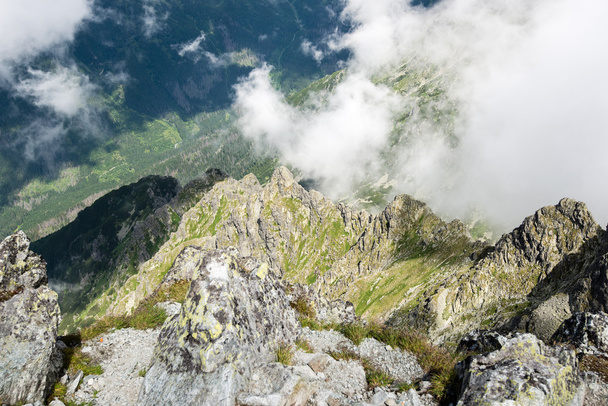 felsige Berglandschaft mit Wolken bedeckt - Foto, Bild