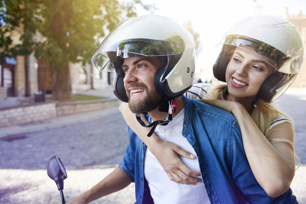 Пара в шлемах на скутере
  - Фото, изображение