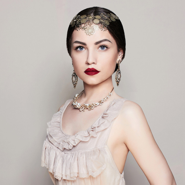 girl with makeup with jewelry - Valokuva, kuva