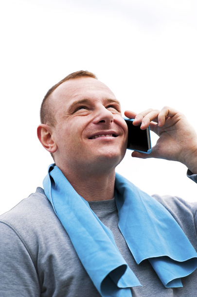 Hombre activo hablando por teléfono celular
. - Foto, imagen