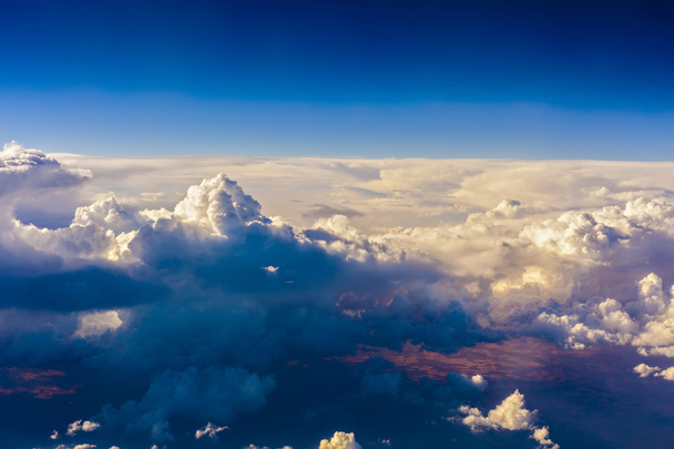 飛行機から雲の切れ間から見える山 - 写真・画像