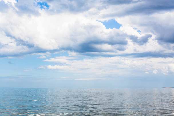 paisaje acuático con nubes blancas y calma mar de Azov
 - Foto, Imagen