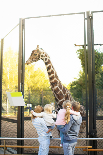 動物園で子供連れの家族 - 写真・画像