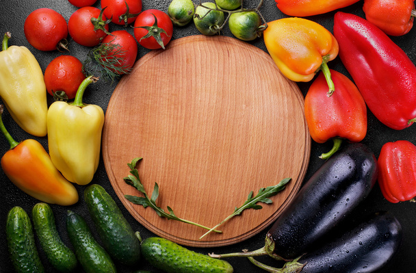 Много овощей (сладкий перец, огурец, баклажаны, помидоры
,  - Фото, изображение