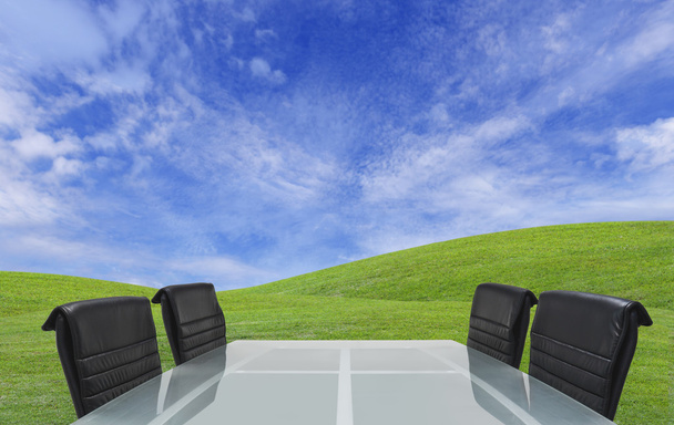 Stół nowoczesny spotkanie nad trawa hill i niebo - Zdjęcie, obraz