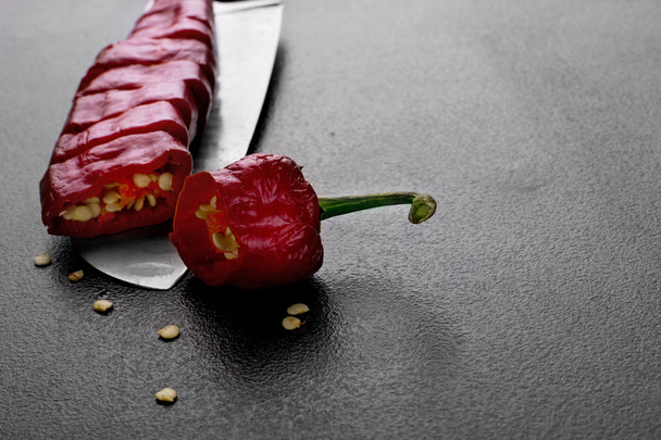 Crushed hot pepper(chili) on the vegetable knife.Selectivev focu - Φωτογραφία, εικόνα