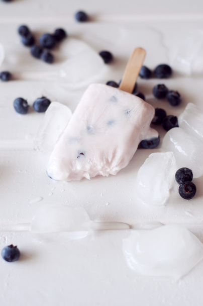 Eis am Stiel mit Joghurt und Blaubeeren süßes Milchdessert. - Foto, Bild